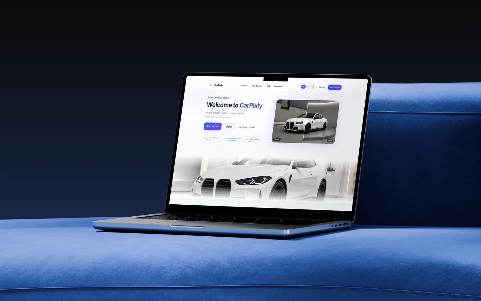 El estudio web de CarPixly en una MacBook sobre un sofá azul